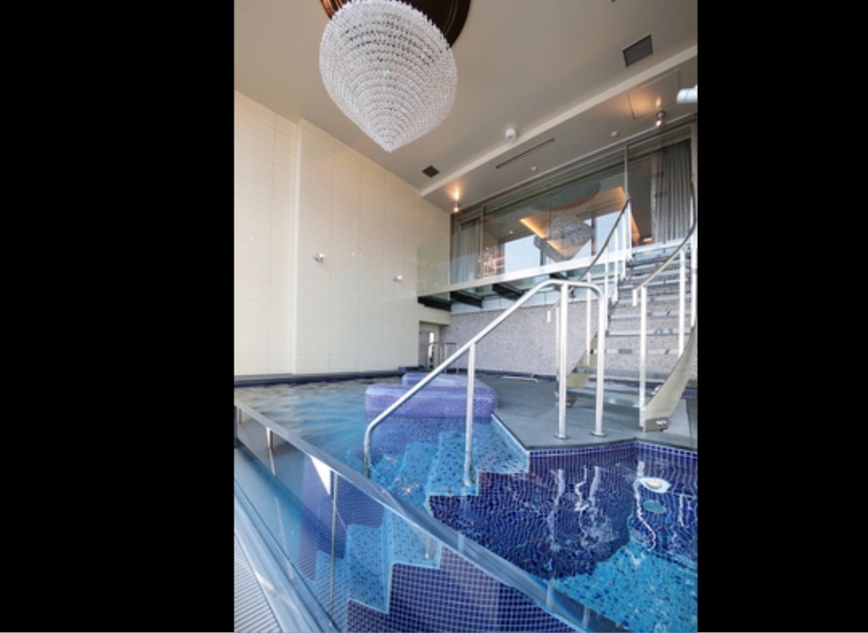 N HOTEL(部屋に温水プールがある超贅沢なホテル)